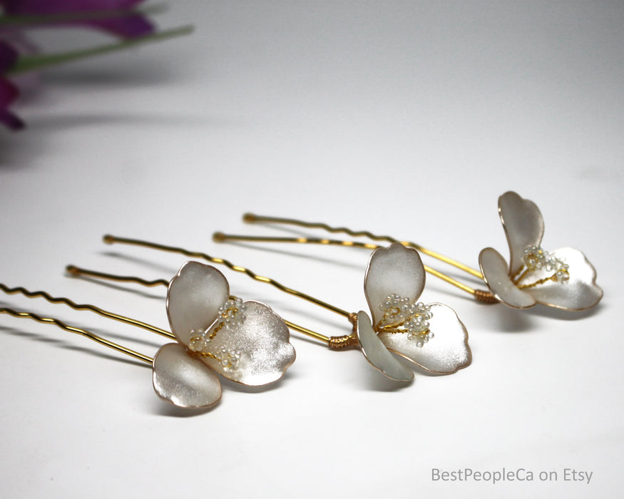 Pearl Flower Hair Pin. Shimmering White Bridal Accessory
