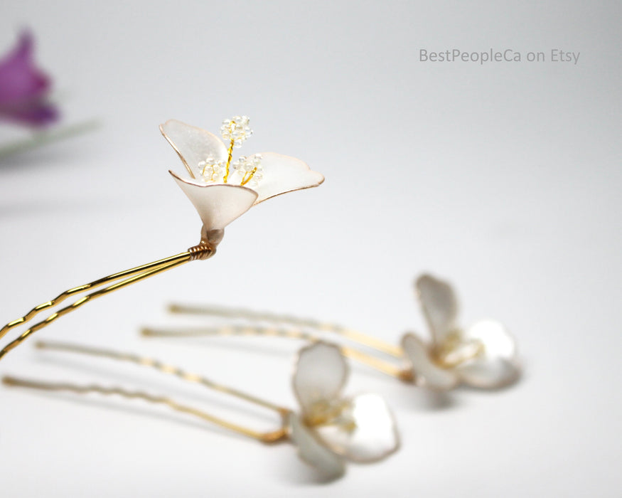 Pearl Flower Hair Pin. Shimmering White Bridal Accessory