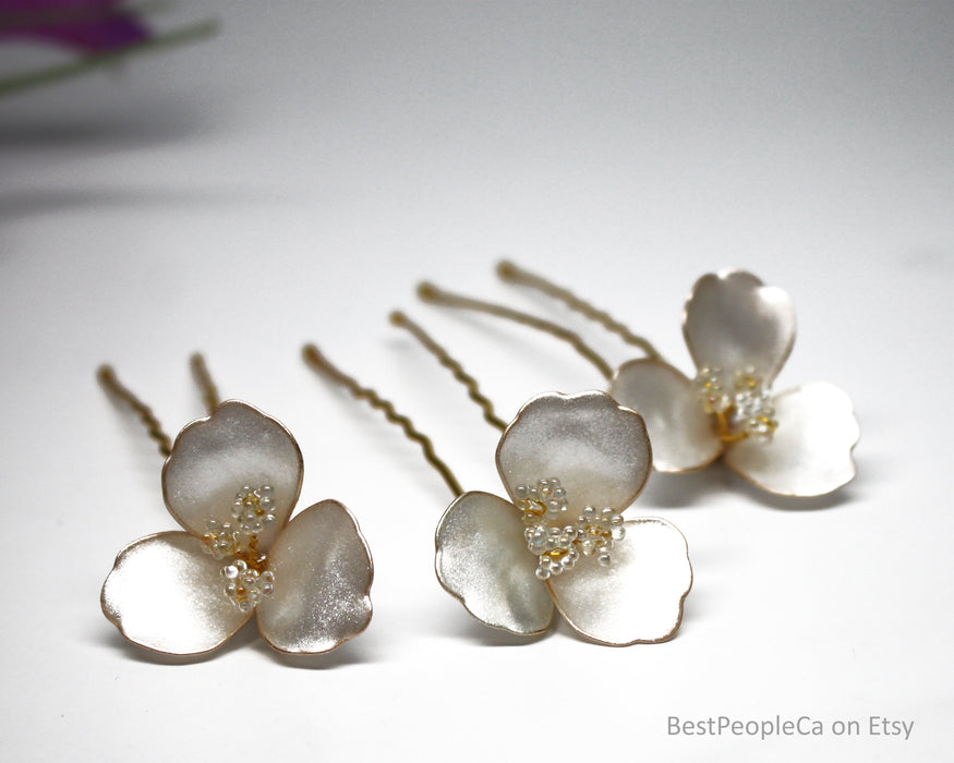Pearl Flower Hair Pin. Shimmering White Bridal Accessory