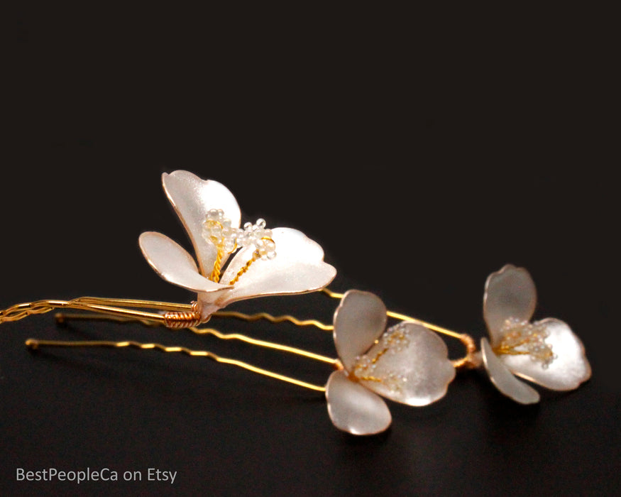 Pearl Flower Hair Pin. Shimmering White Bridal Accessory