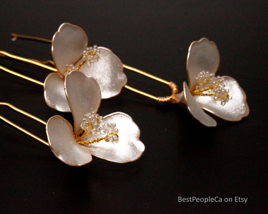 Pearl Flower Hair Pin. Shimmering White Bridal Accessory